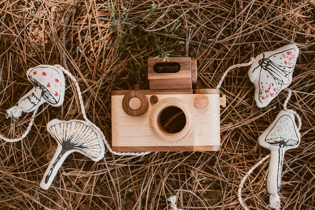 35MM Wooden Toy Camera Gift Set - Beech Wood with 2 Flashes ($88 Value)