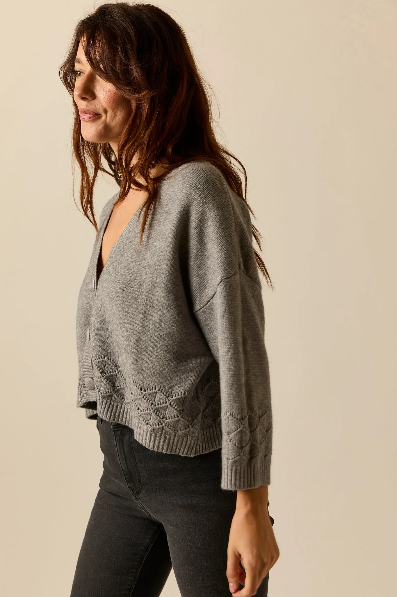 Cárdigan cropped cenefa calada gris