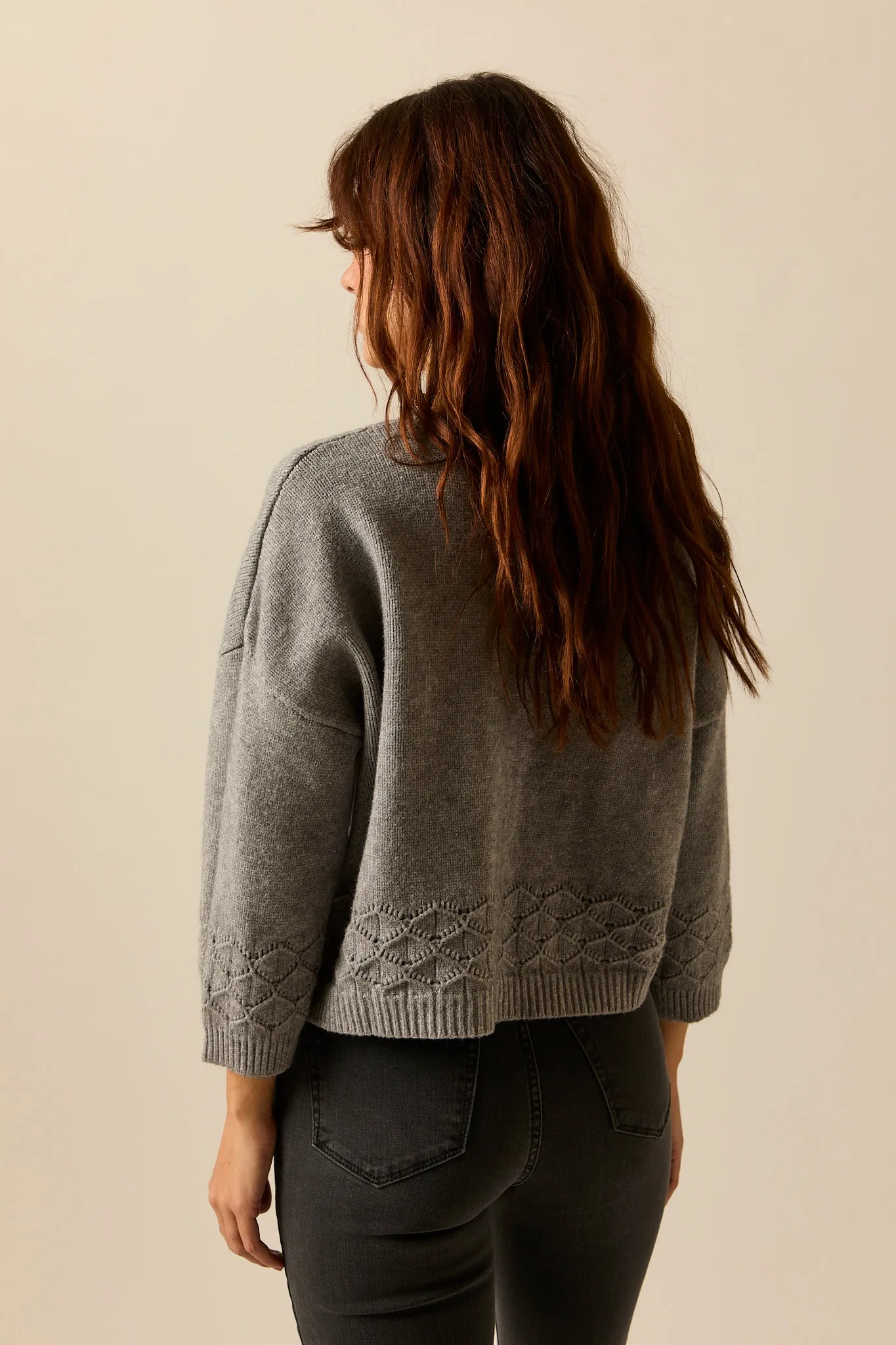 Cárdigan cropped cenefa calada gris