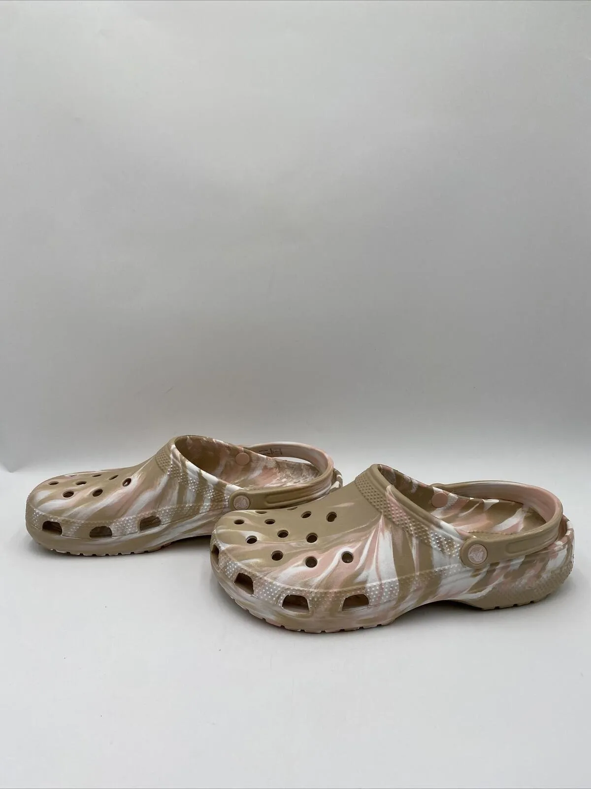 NWOB Crocs Classic Marbled Clogs Beige Size 13M - Like New