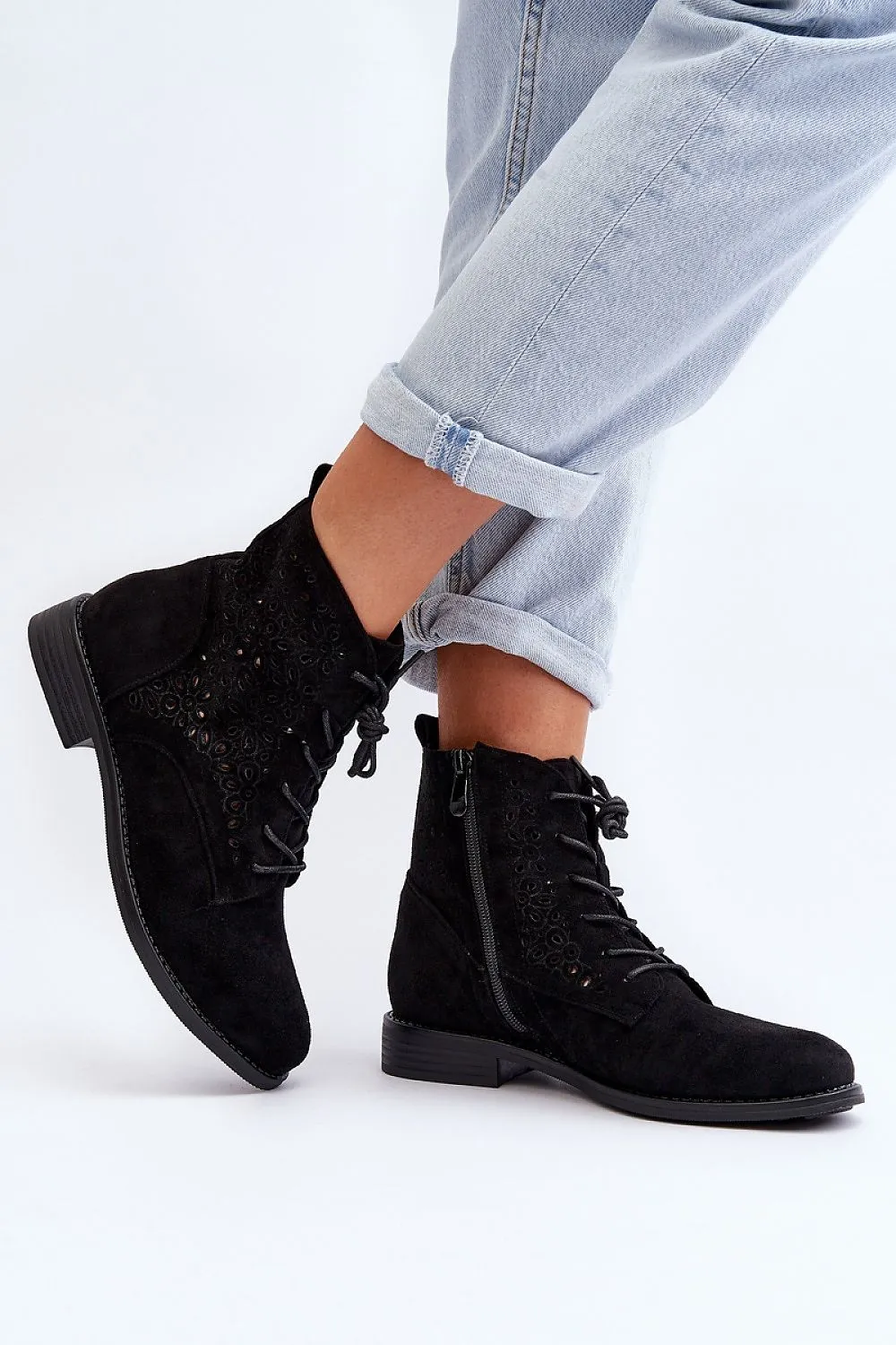 Perforated upper decorated with flowers boots