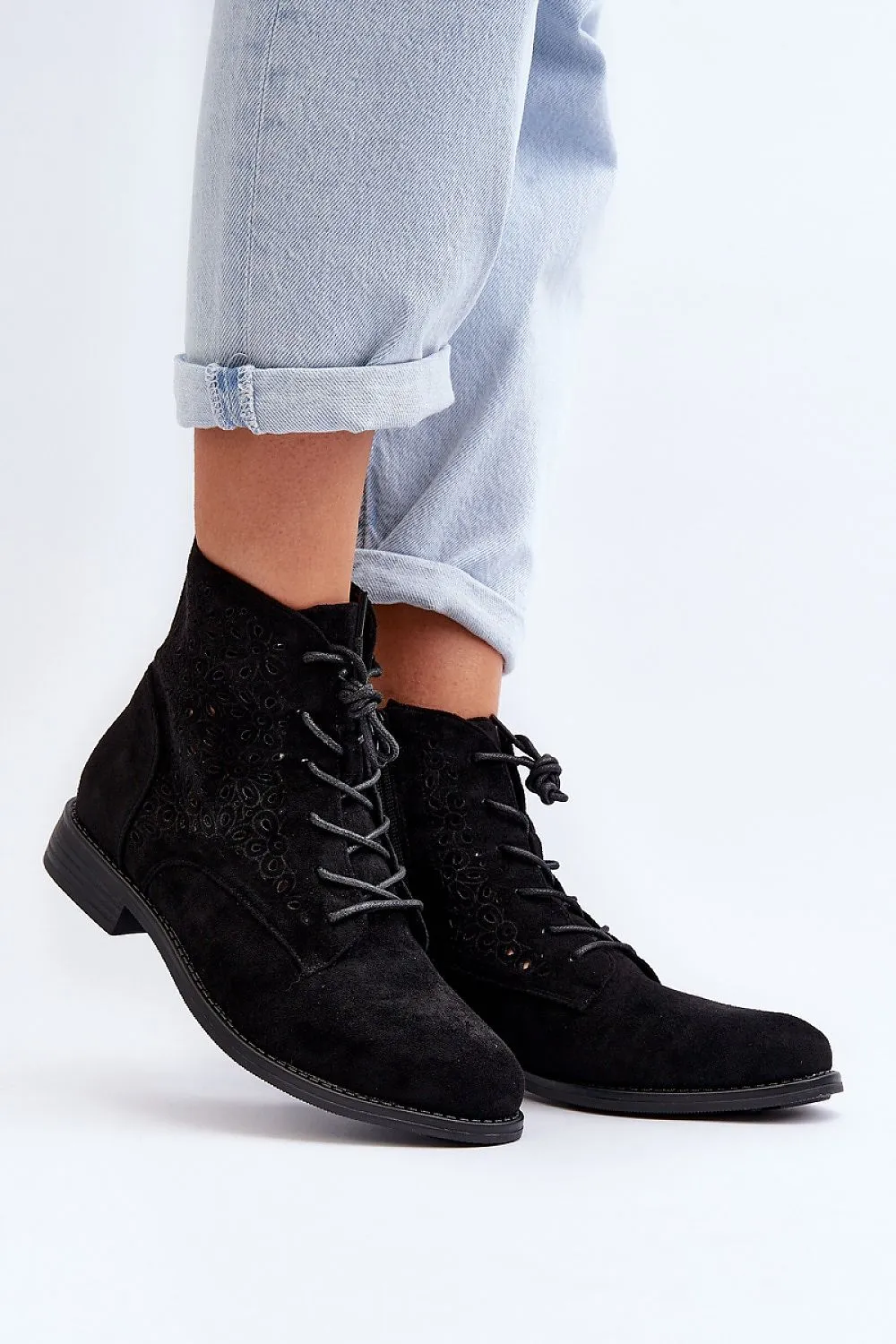 Perforated upper decorated with flowers boots