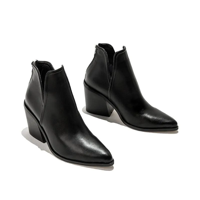 Timeless and supportive orthopedic footwear