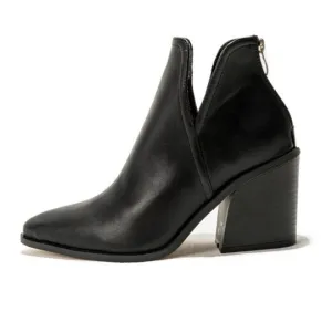 Timeless and supportive orthopedic footwear