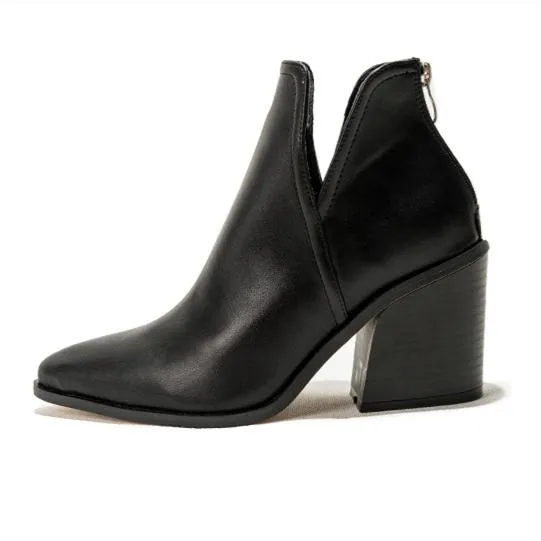 Timeless and supportive orthopedic footwear