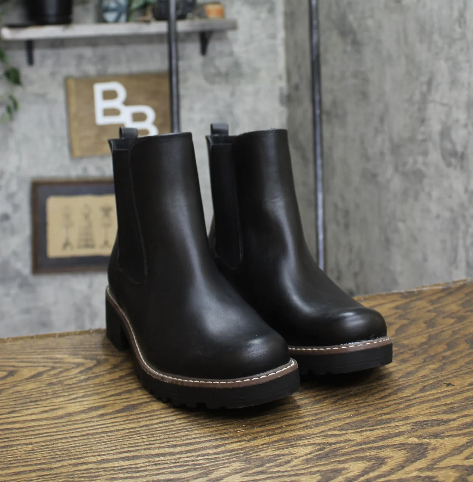 Universal Thread Womens Celina Chelsea Boots with Memory Foam Insole Black 9M