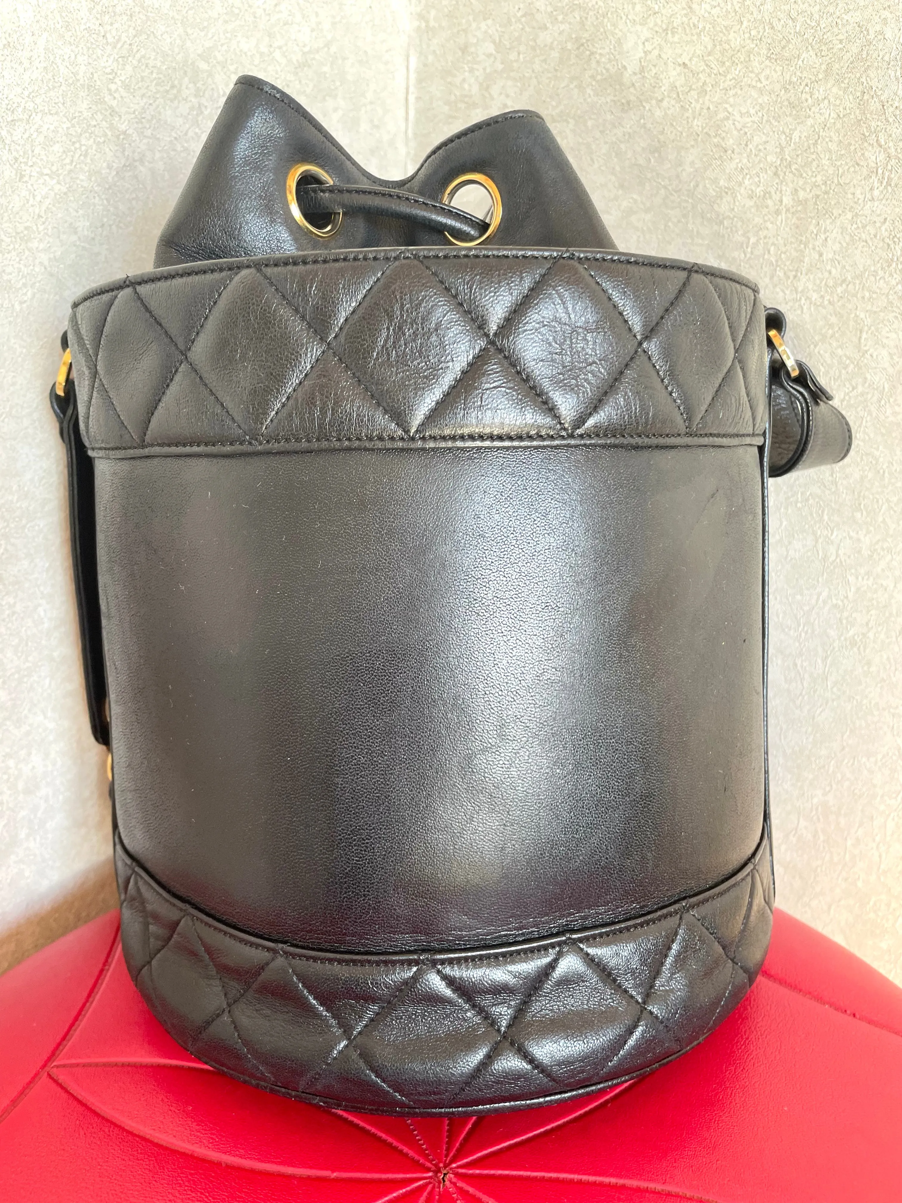 Vintage CHANEL black lambskin bucket hobo drum shoulder bag with golden chain strap, CC mark, and drawstring. 041205bs3