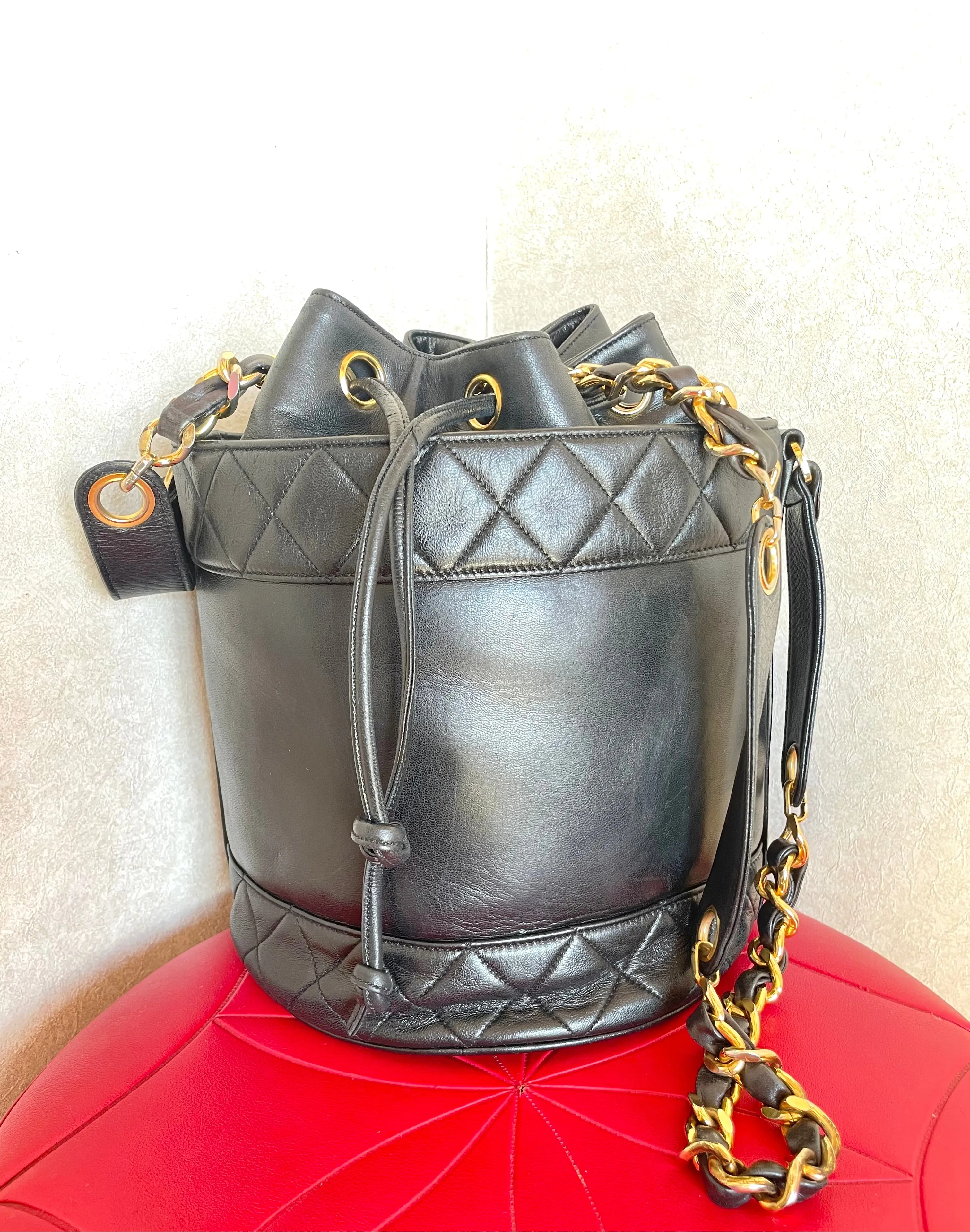 Vintage CHANEL black lambskin bucket hobo drum shoulder bag with golden chain strap, CC mark, and drawstring. 041205bs3