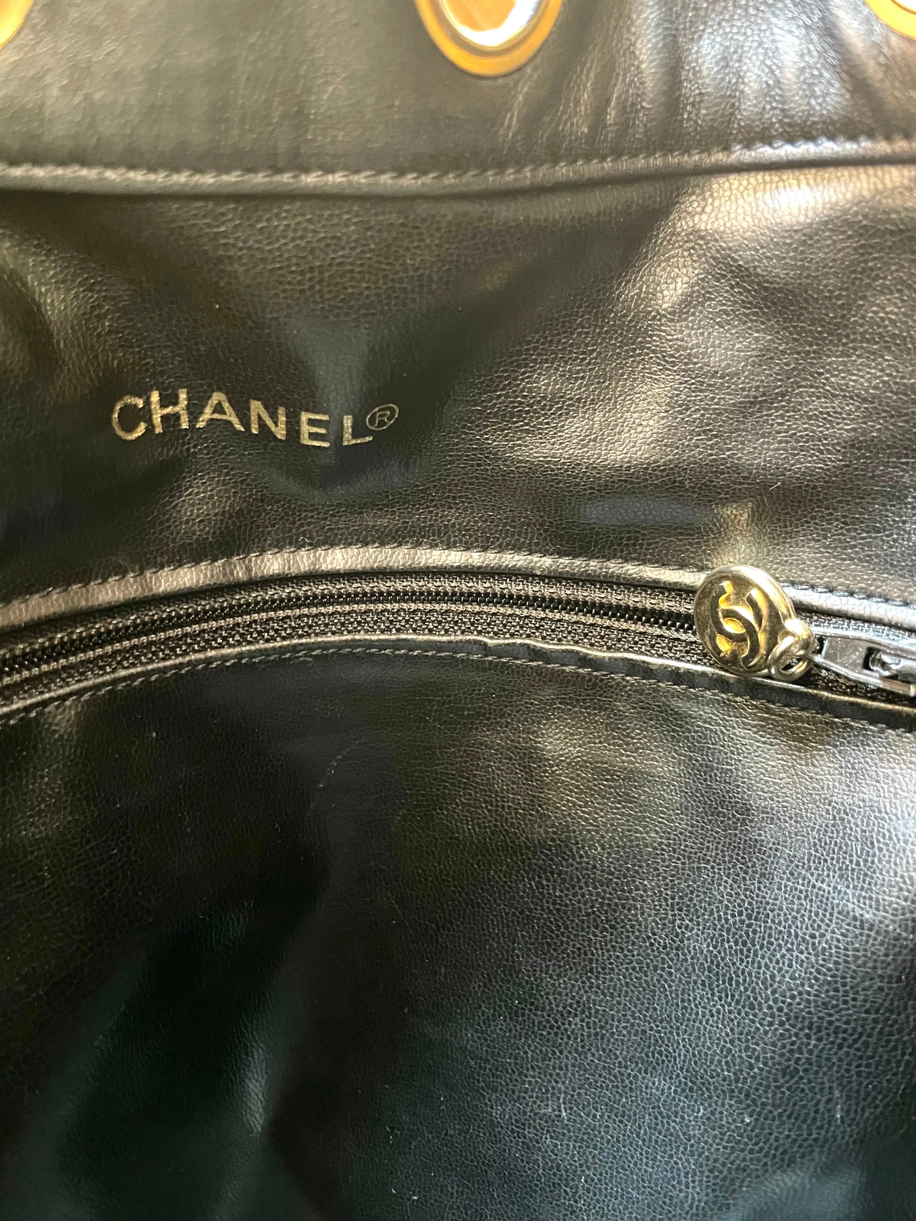 Vintage CHANEL black lambskin bucket hobo drum shoulder bag with golden chain strap, CC mark, and drawstring. 041205bs3