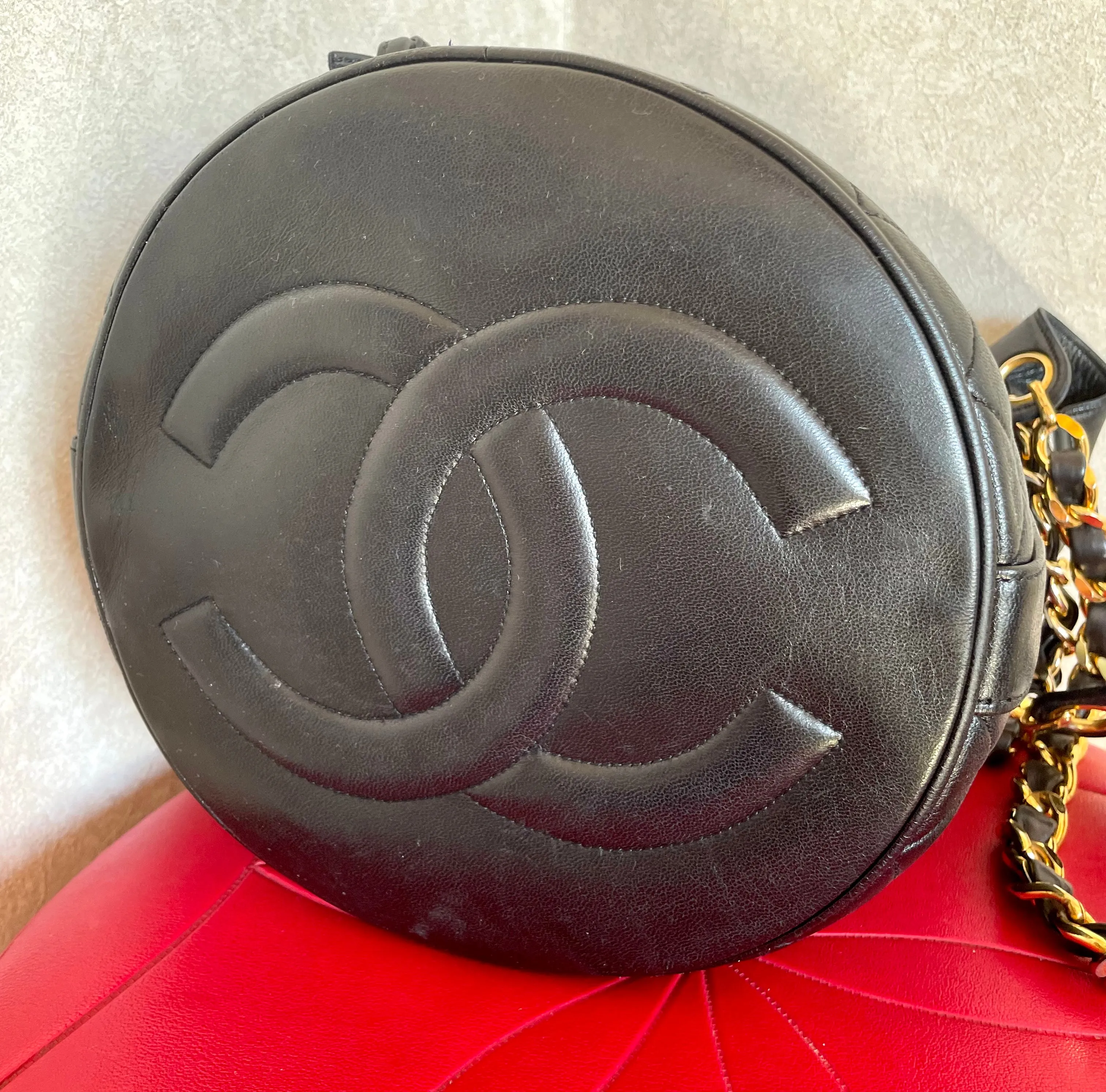 Vintage CHANEL black lambskin bucket hobo drum shoulder bag with golden chain strap, CC mark, and drawstring. 041205bs3