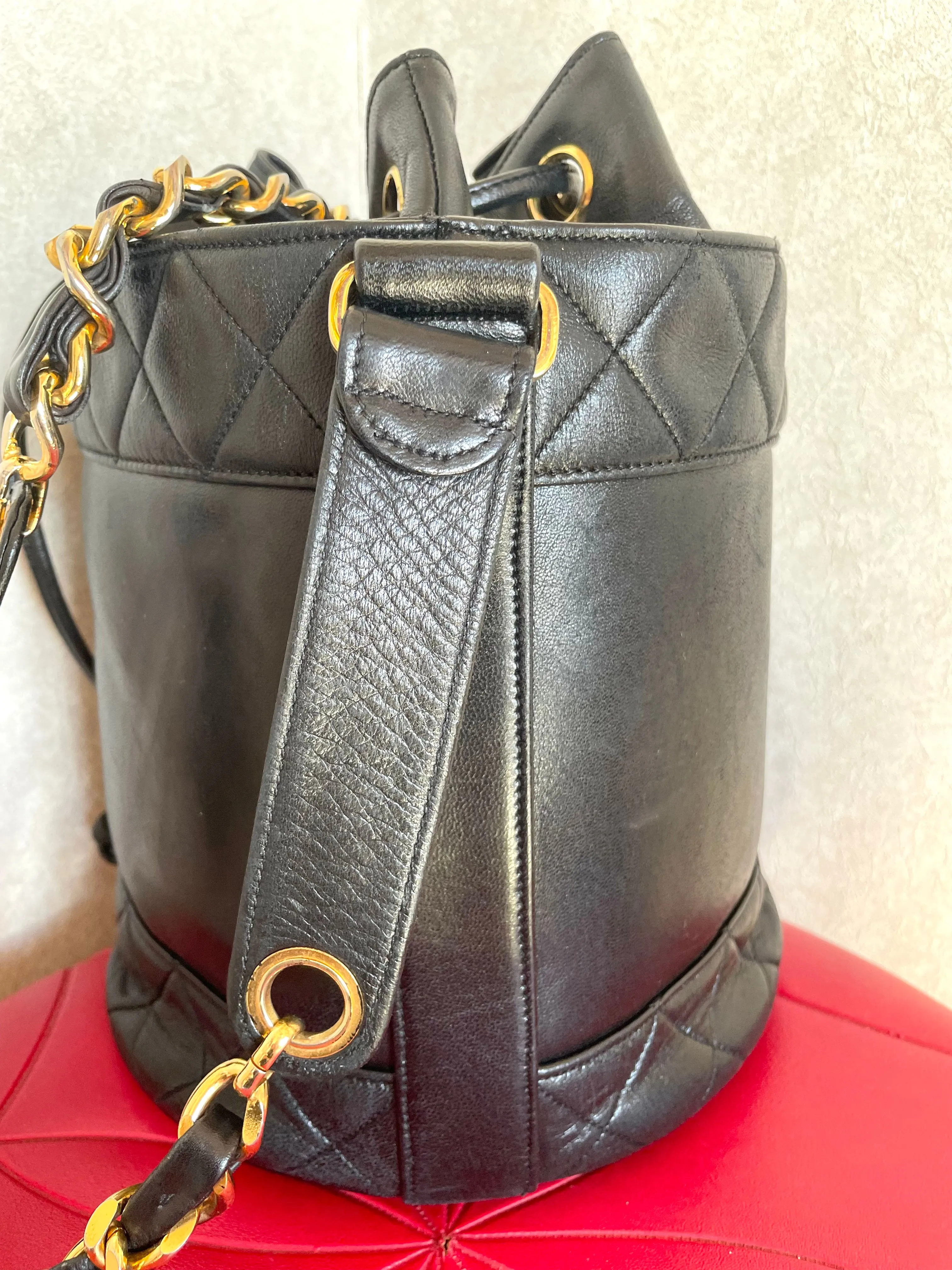 Vintage CHANEL black lambskin bucket hobo drum shoulder bag with golden chain strap, CC mark, and drawstring. 041205bs3