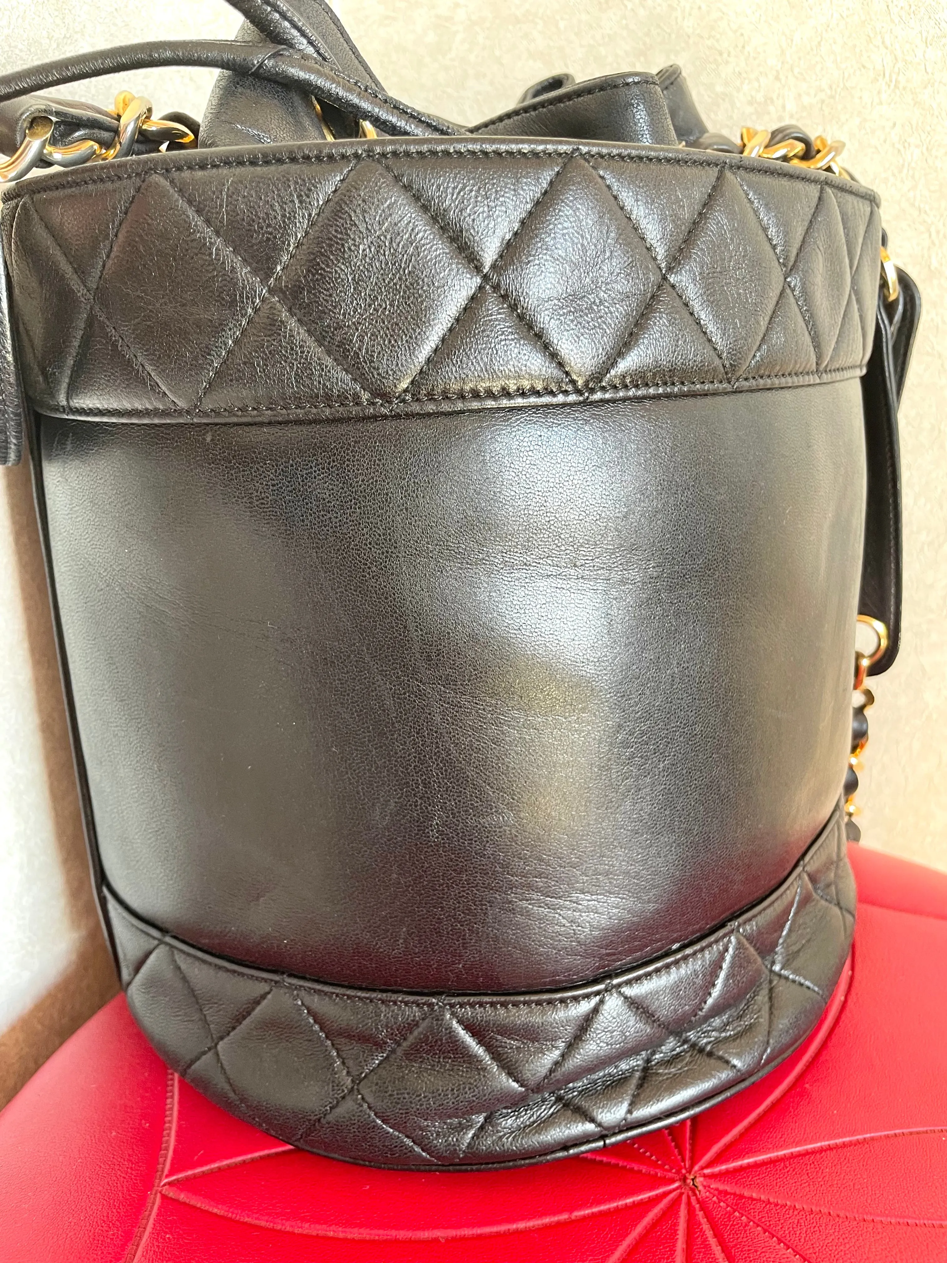 Vintage CHANEL black lambskin bucket hobo drum shoulder bag with golden chain strap, CC mark, and drawstring. 041205bs3