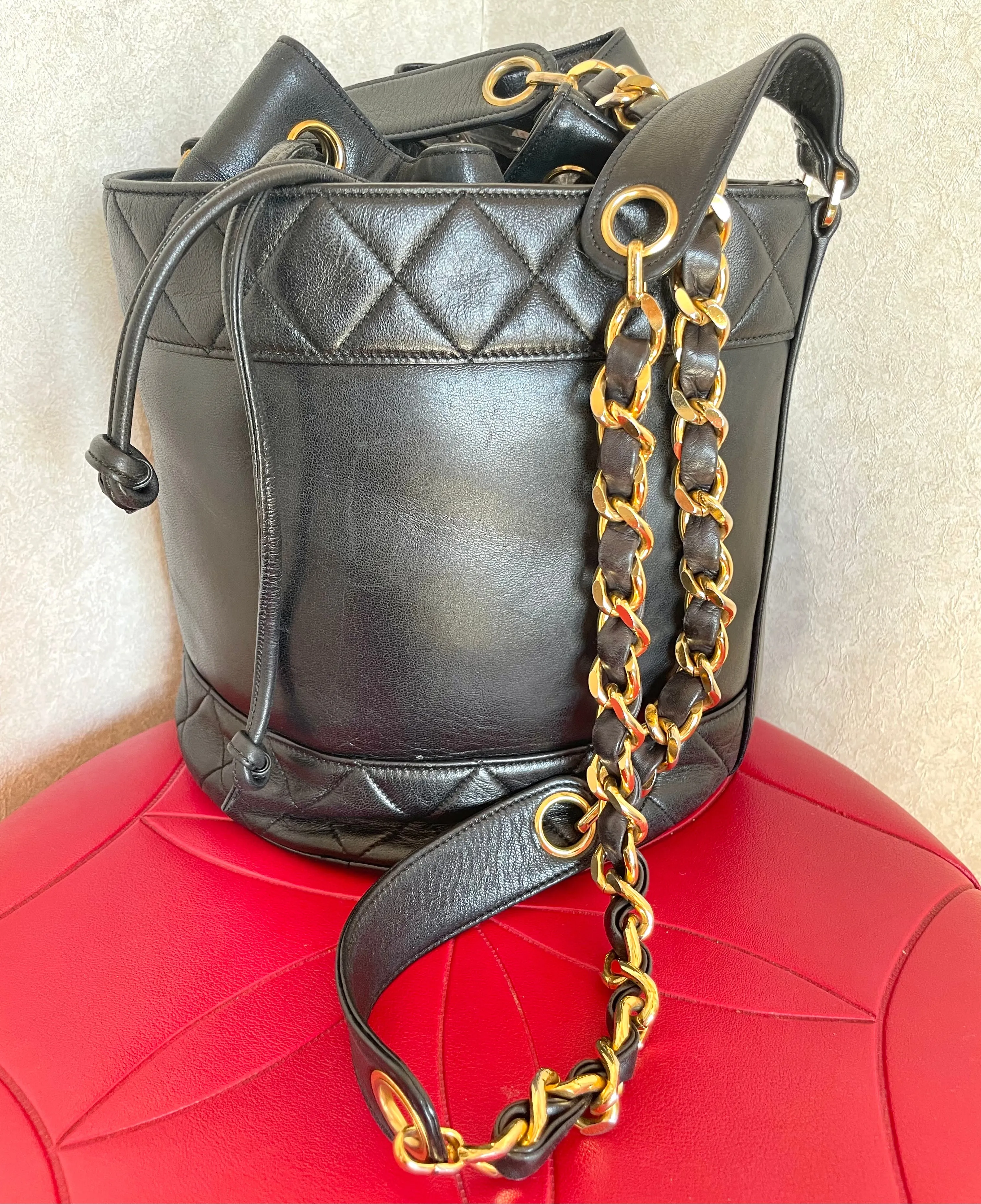 Vintage CHANEL black lambskin bucket hobo drum shoulder bag with golden chain strap, CC mark, and drawstring. 041205bs3