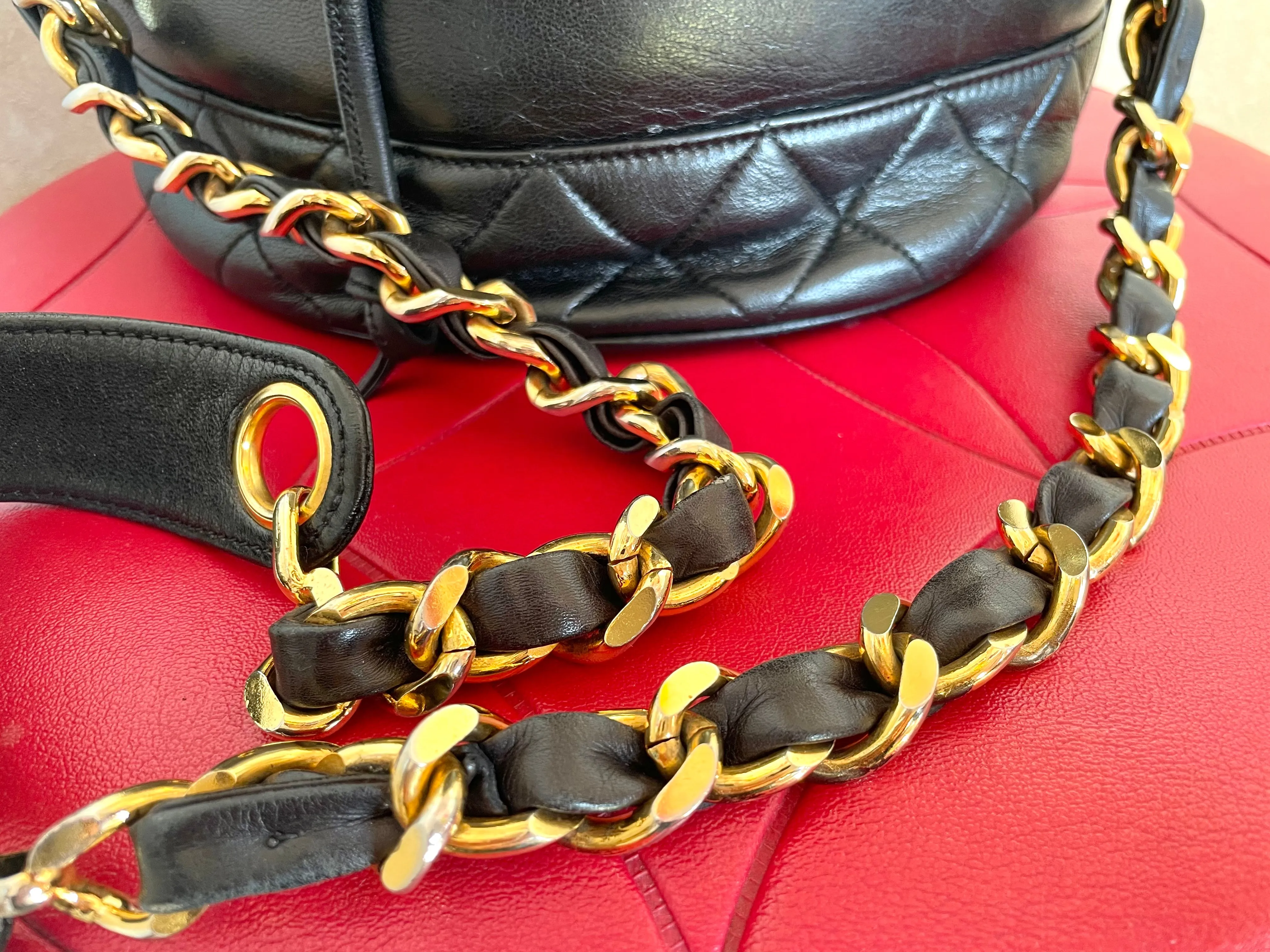 Vintage CHANEL black lambskin bucket hobo drum shoulder bag with golden chain strap, CC mark, and drawstring. 041205bs3