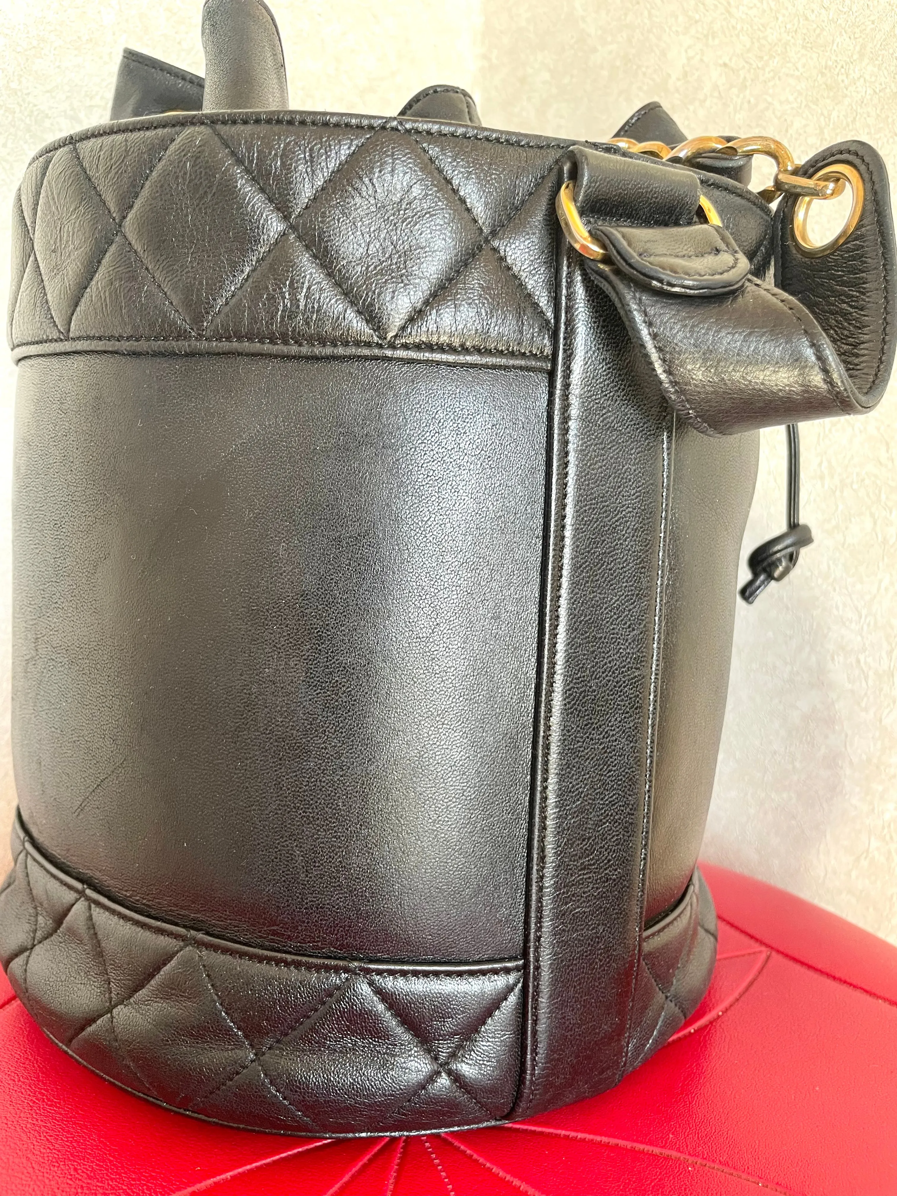 Vintage CHANEL black lambskin bucket hobo drum shoulder bag with golden chain strap, CC mark, and drawstring. 041205bs3