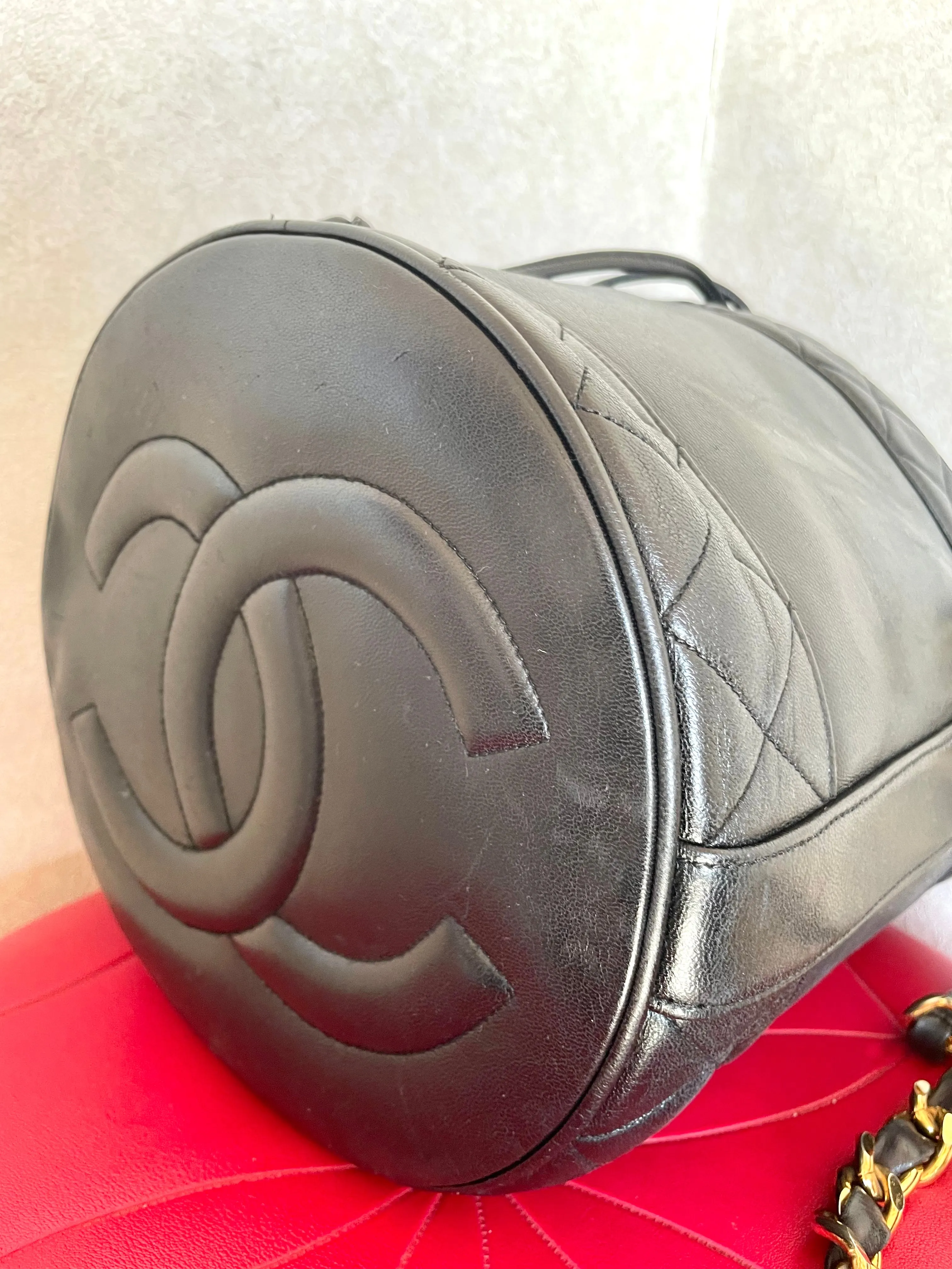 Vintage CHANEL black lambskin bucket hobo drum shoulder bag with golden chain strap, CC mark, and drawstring. 041205bs3
