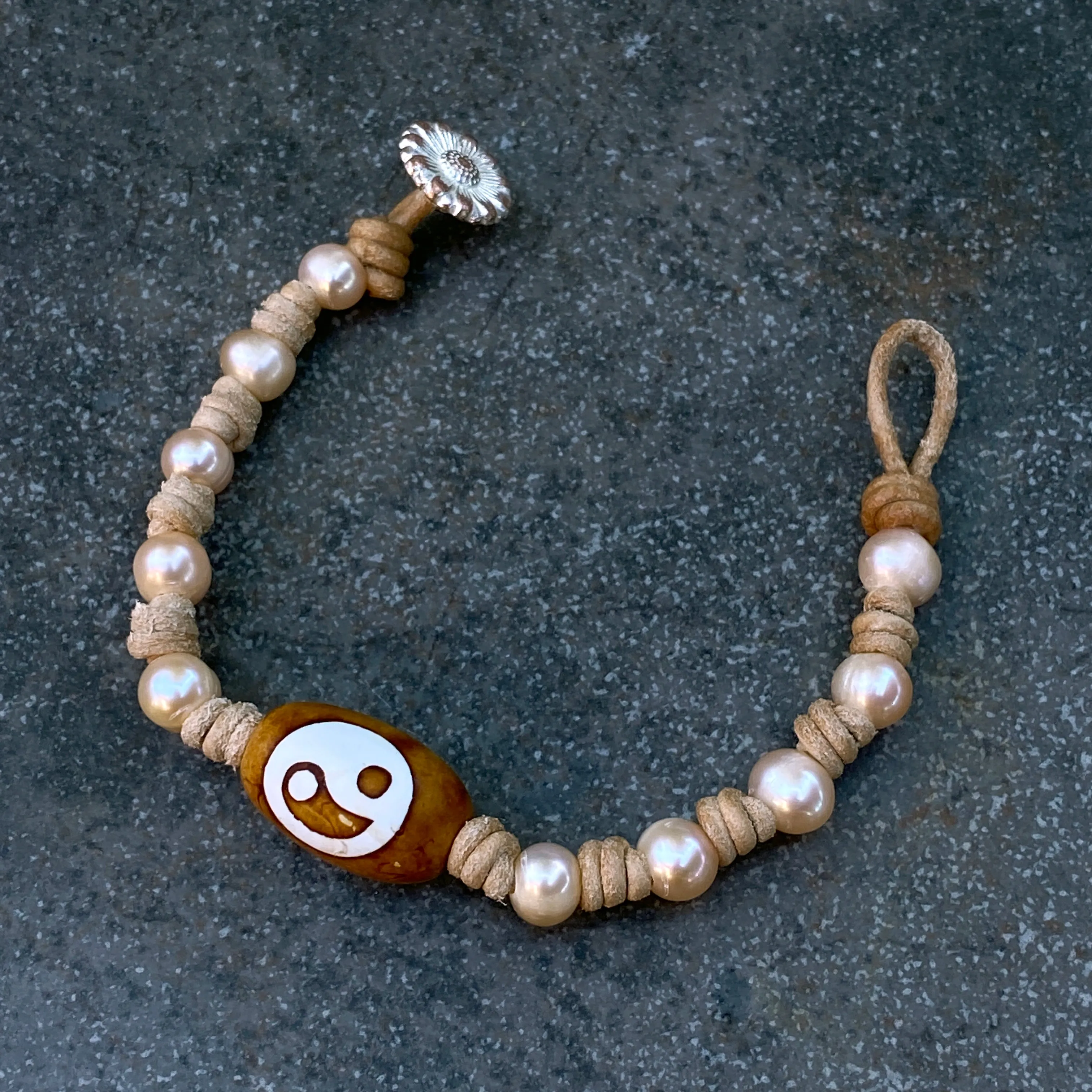 Women’s Genuine Freshwater Pearl and Tibetan Agate Gemstone Yin Yang leather bracelet