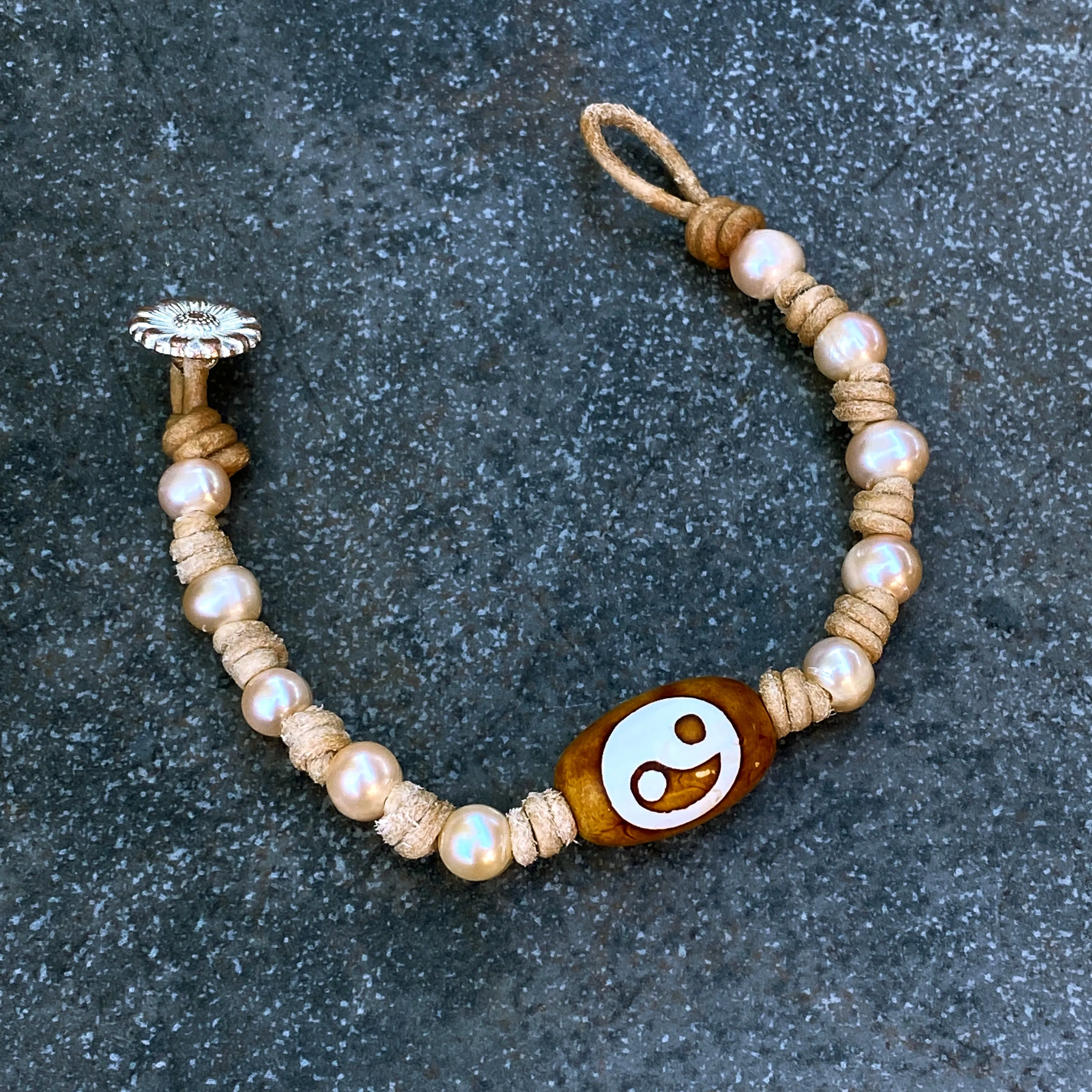 Women’s Genuine Freshwater Pearl and Tibetan Agate Gemstone Yin Yang leather bracelet